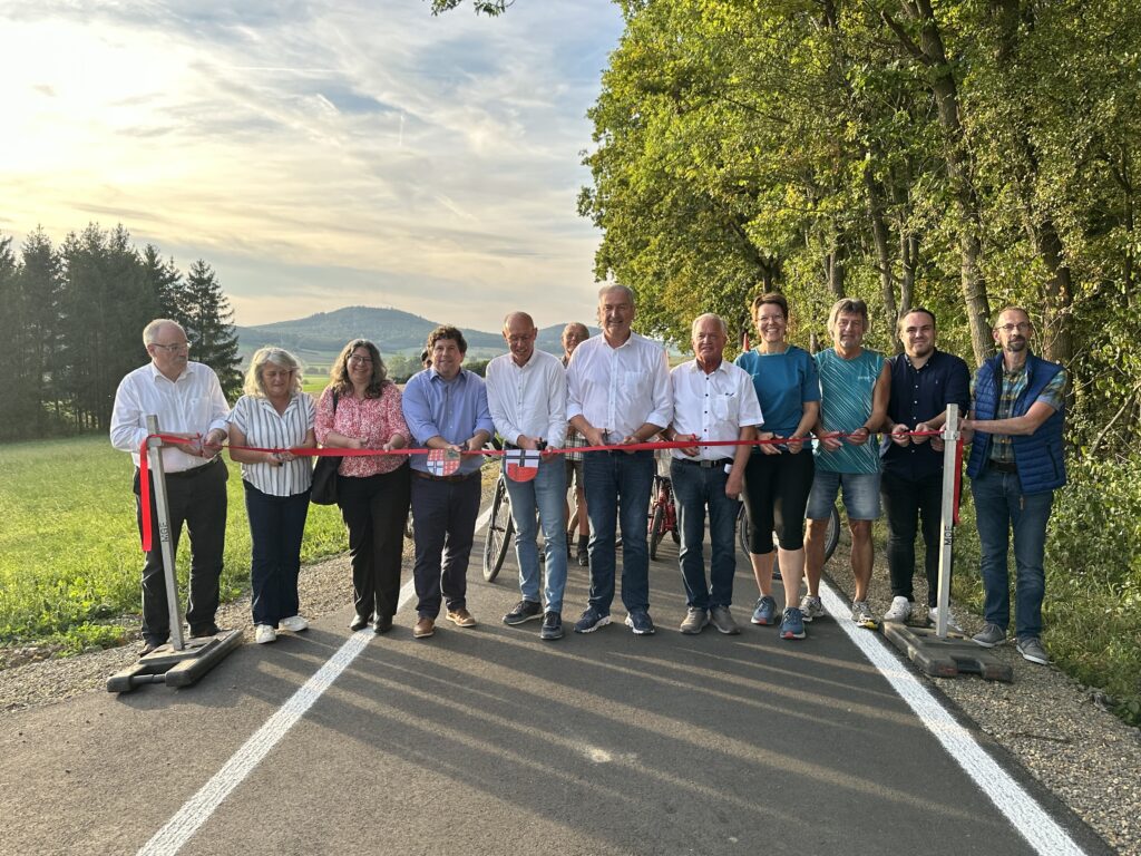 Durchschneiden Band Einweihung Radweg